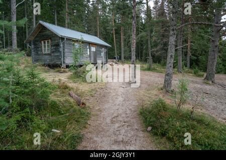 Skuleskogen, Sweden : Wooden cabin in the forest of Skuleskogen  national park in Sweden with pile of birch firewood in front Stock Photo -  Alamy