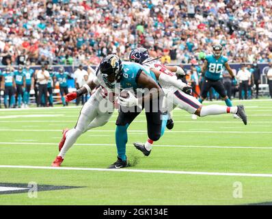 JACKSONVILLE, FL - SEPTEMBER 18: Jacksonville Jaguars tight end Chris  Manhertz (84) catches a pass before the game between the Indianapolis Colts  and the Jacksonville Jaguars on September 19, 2022 at TIAA