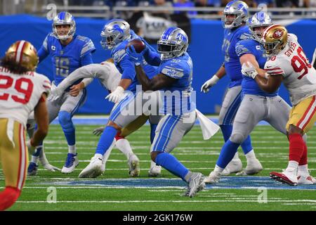 DETROIT, MI - SEPTEMBER 12: Detroit Lions running back D'Andre Swift (32) catches a downfield pass during NFL game between San Francisco 49ers and Detroit Lions on September 12, 2021 at Ford Field in Detroit, MI (Photo by Allan Dranberg/Cal Sport Media) Stock Photo