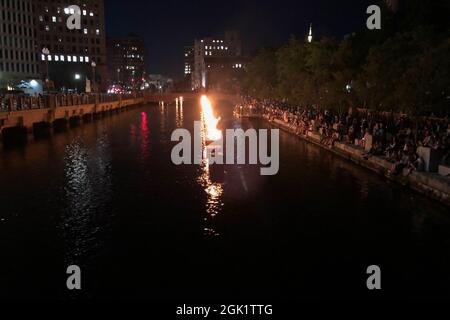 Providence, United States. 04th Sep, 2021. Bonfires burn during WaterFire sculpture by Barnaby Evans on three rivers in Providence, Rhode Island on Sept. 4, 2021. WaterFire is a series of nearly 100 bonfires that burn just above the surface of the three rivers that pass through the middle of downtown Providence. Evans created the first WaterFire, named First Fire on New Year's Eve 1994 as part of the tenth annual of First Night Providence. (Video by Samuel Rigelhaupt/Sipa USA) Credit: Sipa USA/Alamy Live News Stock Photo