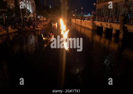 Providence, United States. 04th Sep, 2021. Bonfires burn during WaterFire sculpture by Barnaby Evans on three rivers in Providence, Rhode Island on Sept. 4, 2021. WaterFire is a series of nearly 100 bonfires that burn just above the surface of the three rivers that pass through the middle of downtown Providence. Evans created the first WaterFire, named First Fire on New Year's Eve 1994 as part of the tenth annual of First Night Providence. (Video by Samuel Rigelhaupt/Sipa USA) Credit: Sipa USA/Alamy Live News Stock Photo