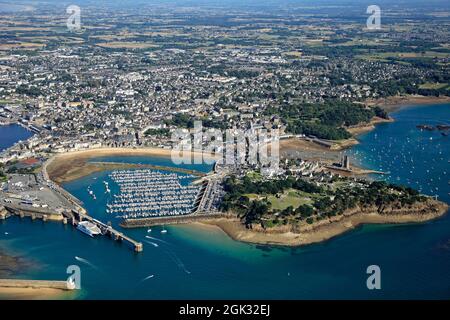 FRANCE. COTES D'ARMOR (22) SAINT-MALO, THE HARBOUR OF LES SABLONS NEAR THE ESTUARY OF THE RANCE ON THE EMERALD COAST. AERIAL VIEW (NOT AVAILABLE FOR A Stock Photo
