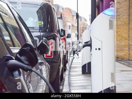 London, UK. 4th December 2020. Electric vehicle charging point in Central London. Credit: Vuk Valcic / Alamy Stock Photo
