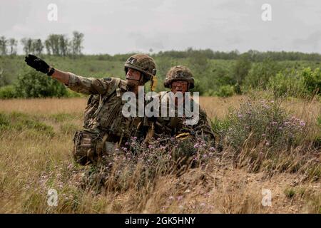 British soldiers with the 4th Battalion, Parachute Regiment (4 PARA), perform platoon attacks during Northern Strike Exercise (NS21) at the Camp Grayling Maneuver Training Center, Grayling, Michigan, Aug. 8, 2021. The 4 PARAs are at NS21 to qualify at high readiness for missions and will be the only British reserve unit with that qualification. Stock Photo