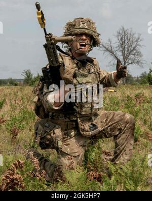 British soldiers with the 4th Battalion, Parachute Regiment (4 PARA), perform platoon attacks during Northern Strike Exercise (NS21) at the Camp Grayling Maneuver Training Center, Grayling, Michigan, Aug. 8, 2021. The 4 PARAs are at NS21 to qualify at high readiness for missions and will be the only British reserve unit with that qualification. Stock Photo