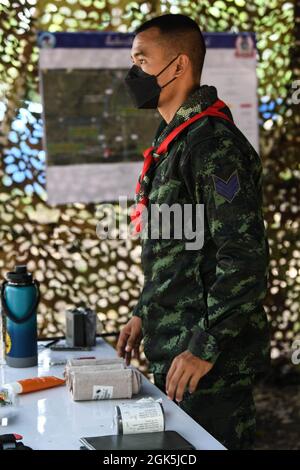 Royal Thai Army Corporal Arnon Lolaem, a corpsman from Royal Thai Army Border Patrol Task Force 2, participates in emergency field medical training led by U.S. Navy Petty Officer 2nd Class Joseph Campana during Exercise Cobra Gold 21 at Ta Mor Roi training area in Surin Province, Thailand, August 8, 2021. Royal Thai and American Armed Forces worked together during the exercise to conduct landmine disposal operations, render-safe procedure training, and partnered medical response trauma training. This exercise is aligned with the U.S. Department of Defense’s Humanitarian Mine Action Program, wh Stock Photo