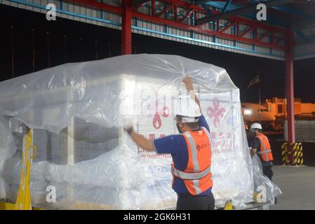 Bandar Seri Begawan, Brunei. 12th Sep, 2021. Workers unload a batch of Sinopharm COVID-19 vaccines at Brunei International Airport, Brunei, Sept. 12, 2021. A total of 100,000 doses of Sinopharm vaccine contributed by the Chinese government to Brunei arrived at Brunei International Airport on Sunday midnight. Credit: Xue Fei/Xinhua/Alamy Live News Stock Photo