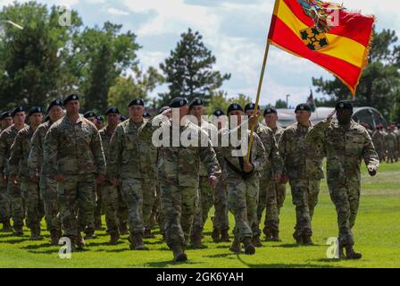 4th Infantry Division Soldiers salute Maj Gen. David Hodne, commanding general, 4th Inf. Div., during the pass and review at the division change of command ceremony on Founders Field, Fort Carson, Colorado, Aug. 19, 2021. Stock Photo