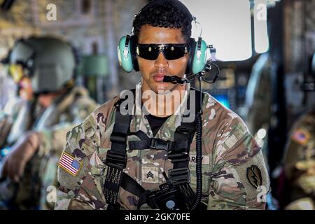 U.S. Army SGT Gadiel Ruiz assigned to Lightning Academy, 25th Infantry Divison as an Air Assault Instructor. Prepares students to rappel 85 feet to the ground out of a CH-47 Chinook during phase three testing, August 19th, 2021. Air Assault School is a grueling 10-day course that qualifies soldiers to conduct airmobile and air assault helicopter operations, including aircraft orientation, sling load operations, proper rappelling techniques, and fast-rope techniques. The high standards of the school require the student to take part in a 12-mile march with a rucksack in under three hours on the Stock Photo