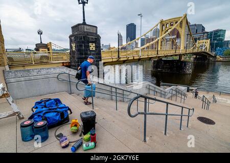 Roberto Clemente statue in City of Pittsburgh Stock Photo - Alamy