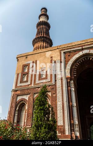 Alai Darwaza (Alai Gate) and the Qutab Minar at the Qutb complex, New Delhi, India Stock Photo