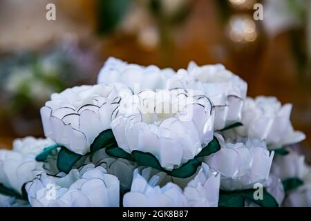 Embalagens em formato de flor, com um bombom dentro Stock Photo - Alamy