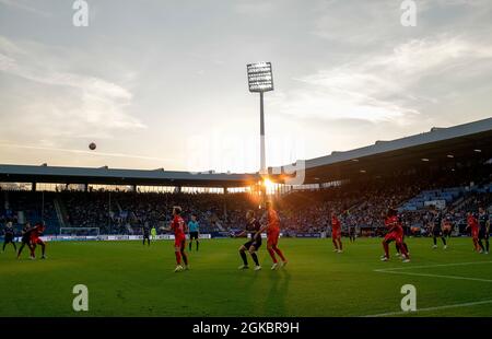 Feature, game scene, left to right Maximilian MITTELSTAEDT (withtelstÃ dt, B), Sebastian POLTER (BO), Niklas STARK (B), action in Vonovia-Ruhrstadion, sunset, football 1. Bundesliga, 4th matchday, VfL Bochum (BO) - Hertha BSC Berlin (B) 1: 3, on September 12th, 2021 in Bochum/Germany. #DFL regulations prohibit any use of photographs as image sequences and/or quasi-video # Â Stock Photo