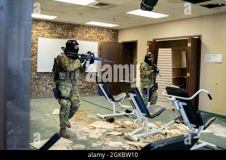 114th Fighter Wing security forces Airmen clears the building during an active shooter training on March 6, 2021, Sioux Falls, S.D. The main goal now is to lessen the number of casualties and injuries by sending two or even a single officer to respond immediately and enter the building. Stock Photo