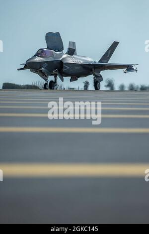 An F-35B Lightning II from VMFA-121, 1st Marine Aircraft Wing, lands on an expeditionary airfield during Castaway 21.1 at Ie Shima, Okinawa, Japan, Mar. 8, 2021. Pilots demonstrated their ability to take off and land on short runways, allowing for operations in remote, austere environments throughout the Indo-Pacific region. Stock Photo