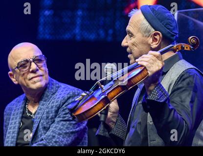 Berlin, Germany. 14th Sep, 2021. Musicians Toni Krahl (l) and Georgi Gogow from the band City at a press event for the 50th anniversary in 2022 at the Kesselhaus. Gogow holds the old violin in his hands, on which he always plays the song 'Am Fenster'. The band wants to say goodbye to their fans with several live concerts at the end of next year. A new double album and a book are planned for the anniversary year. Credit: Jens Kalaene/dpa-Zentralbild/dpa/Alamy Live News Stock Photo