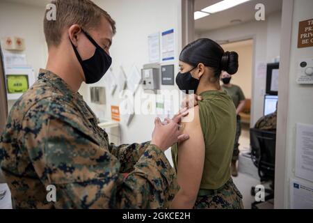 CAMP PENDLETON, Calif. (March 11, 2021) A U.S. Navy Corpsman administers a COVID-19 vaccine during a SHOTEX at Camp Pendleton, California.   US Marine Corps photo by Lance Cpl. Abigail Paul. Stock Photo