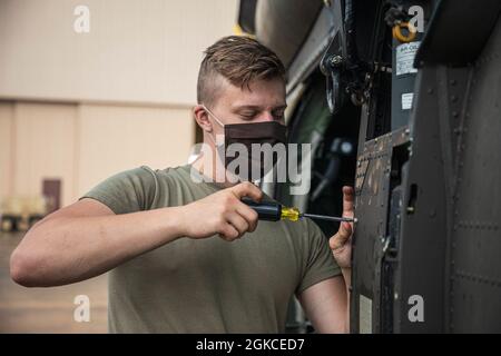 15T Blackhawk repairers assigned to 3rd Battalion, 25th Aviation Regiment, 25th Combat Aviation Brigade, 25th Infantry Division work daily to make sure maintenance gets done on the UH-60 Blackhawks on Wheeler Army Airfield, Hawaii. Stock Photo