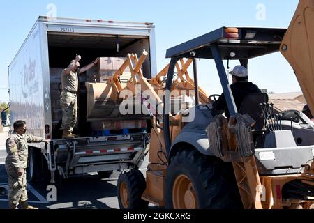 https://l450v.alamy.com/450v/2gkcxrg/arizona-army-national-guard-pfc-manuel-pina-torres-1-158th-infantry-battalion-infantryman-and-sgt-joe-branch-2220-transportation-company-transportation-specialist-helps-unload-boxes-of-groceries-from-a-truck-at-a-food-bank-in-parker-ariz-march-16-2021-the-boxes-of-groceries-were-transported-from-a-food-bank-in-gilbert-ariz-to-be-distributed-to-local-citizens-and-members-of-the-colorado-river-indian-tribes-as-part-of-the-arizona-national-guards-support-of-community-needs-during-this-state-of-emergency-response-2gkcxrg.jpg