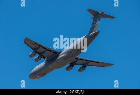 A C-5M Super Galaxy takes off from Dover Air Force Base, Delaware, March 22, 2021. The 436th Airlift Wing at Dover AFB houses, maintains and operates the C-5M Super Galaxy as well as the C-17 Globemaster III. Stock Photo