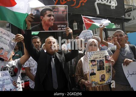 Jenin, Palestine. 14th Sep, 2021. Palestinians seen holding portraits showing prisoners, Zakaria al-Zubaidi and the four prisoners who escaped from Jalameh prison during the demonstration in solidarity with Palestinian prisoners held in Israeli prisons, outside the offices of the International Committee of the Red Cross in the city of Jenbin. (Photo by Nasser Ishtayeh/SOPA Images/Sipa USA) Credit: Sipa USA/Alamy Live News Stock Photo