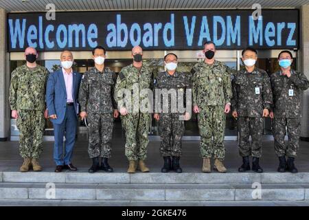 Vice Adm. Bill Merz, commander, US 7th Fleet, center left, poses for a photo with Republic of Korea Adm. Boo Suk Jong, Republic of Korea Chief of Naval Operations, center right, and senior U.S. and Republic of Korea military leadership at the Republic of Korea Navy headquarters in the Gyeryongdae Complex. Merz visited the Republic of Korea to meet with Republic of Korea military leadership as part of a scheduled trip to promote preparedness and partnership in the region where the U.S. Navy's largest forward-deployed fleet, 7th Fleet, employs 50-70 ships and submarines across the Western Pacifi Stock Photo