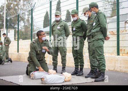 A member of the Royal Moroccan Armed Forces instructs classmates during a CPR class near Kenitra, Morocco, March 25, 2021. Marines, Sailors, and members of the Utah National Guard are participating in Humanitarian Mine Action, Explosive Ordnance Disposal Morocco 2021 where U.S. EOD technicians are supervising level two EOD validation of Royal Moroccan Armed Forces (FAR) soldiers to continue efforts to create an EOD capability inside the FAR. Stock Photo