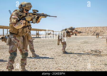 Task Force Viking Soldiers conduct specialized line fire weapon training to be proficient on their weapons in the fight to counter Daesh, outside of Al Asad Air Base, Iraq on a shooting range on March 29, 2021. Specialized weapons and vehicle training is done to be proficient on weaponry and vehicles issued to soldiers in the fight to counter Daesh. Stock Photo