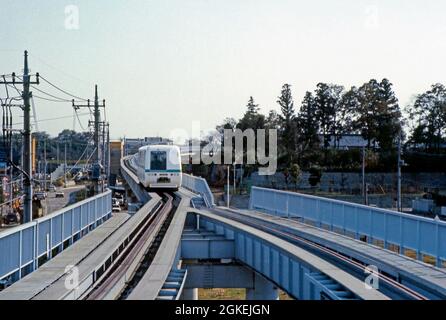 A train or people mover on a viaduct approaching K en Station on