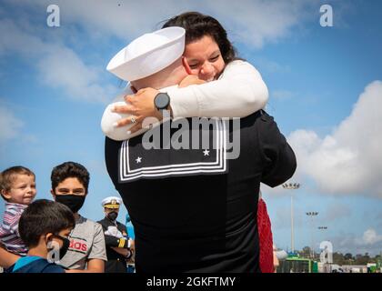210411-N-KH151-0076 NAVAL STATION ROTA, Spain (Apr. 11, 2021) Master-at-Arms First Class Nicholas Murray, a Sailor aboard the Arleigh Burke-class guided-missile destroyer, USS Arleigh Burke (DDG 51), reunites with family after the ship arrived at Naval Station (NAVSTA) Rota, Spain Apr. 11, 2021. Arleigh Burke’s arrival marked the completion of its homeport shift to NAVSTA Rota from Naval Station Norfolk. Stock Photo