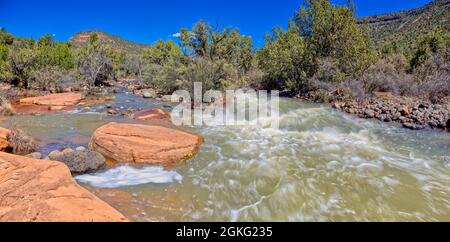 A section of Dry Beaver Creek south of Sedona AZ with red sandstone boulders and rapidly flowing water. Located in Woods Canyon. Stock Photo