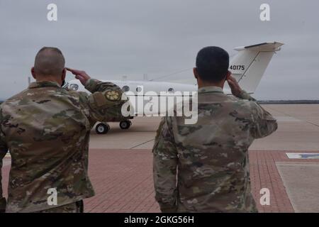 Colonel Ed Sumangil, 7th Bomb Wing commander, right, and Lt. Colonel Christopher Shamblin, 7th Healthcare Operations Squadron commander, left, salute the 8th Air Force leadership staff  upon departing  Dyess Air Force Base, Texas, April 14, 2021. Maj. Gen. Mark Weatherington, 8th Air Force and Joint-Global Strike Operations Center commander, toured Dyess AFB during a base visit with Brig. General Scheid Hodges, J-GSOC deputy commander and Mobilization Assistant to the commander of 8th Air Force, Chief Master Sgt Melvina Smith, 8th Air Force command chief, Major Erik Nelson, 8th Air Force comma Stock Photo