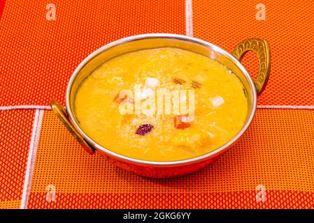 A metal balti bowl with chicken curry Stock Photo - Alamy