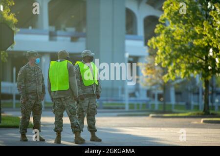 U.S. Army Tennessee National Guardsman Spc. Austin Parker, 278th Armored Calvary Division, U.S. Air Force Air National Guardsman Staff Sgt. Timothy Bond, 164th Airlift Wing, and U.S. Army National Guardsman Sgt. Jarius Curry, 190th Engineer Company, observe the traffic flow at the Memphis Community Vaccination Center in Memphis Tennessee, April 15, 2021. U.S. Northern Command, through U.S. Army North, remains committed to providing continued flexible Department of Defense support to the Federal Emergency Management Agency as part of the whole-of-government response to COVID-19. Stock Photo