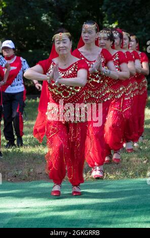 Women from Wenzhou, China in the Kai Xin Yizhu dance troupe celebrate their 6th anniversary with a performance in a Kissenaark in Queens, New York. Stock Photo