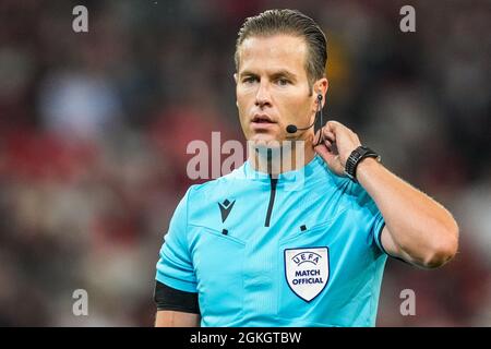 LILLE, FRANCE - SEPTEMBER 14: Referee Danny Makkelie during the UEFA Champions League match between LOSC Lille and VfL Wolfsburg at Stade Pierre-Mauroy on September 14, 2021 in Lille, France (Photo by Geert van Erven/Orange Pictures) Stock Photo