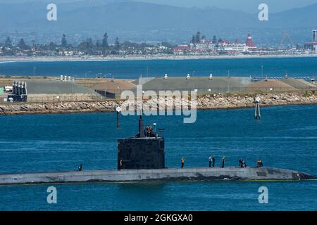 210419-N-EA818-0045 SAN DIEGO (April 19, 2021) Los Angeles Class fast-attack submarine USS Hampton (SSN 767) gets underway from Naval Base Point Loma for U.S. Pacific Fleet’s Unmanned Systems Integrated Battle Problem 21 Stock Photo