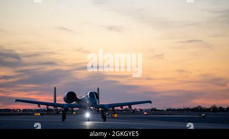 An A-10 Thunderbolt II, from the 124th Fighter Wing, taxies for a night flight at Gowen Field, Boise, Idaho, April 19, 2021. The 190th Fighter Squadron pilots are performing night flying to maintain their pilot training requirements. Stock Photo