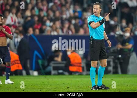 LILLE, FRANCE - SEPTEMBER 14: Referee Danny Makkelie during the UEFA Champions League match between LOSC Lille and VfL Wolfsburg at Stade Pierre-Mauroy on September 14, 2021 in Lille, France (Photo by Geert van Erven/Orange Pictures) Stock Photo