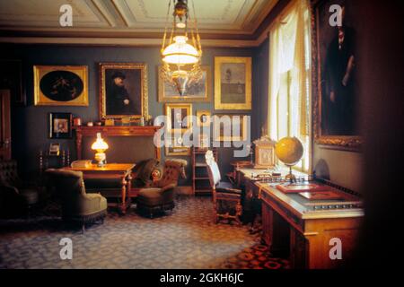 1980s HENRIK IBSEN’S STUDY WHICH NOW RESIDES IN THE IBSENMUSEET IBSEN MUSEUM THAT RECREATES HIS APARTMENT IN OSLO NORWAY - 013397 AND001 HARS MODERNISM NORWAY OLD FASHIONED Stock Photo