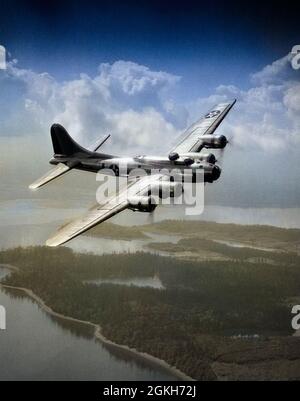 1940s US ARMY AIRCRAFT WORLD WAR II B-17 BOMBER IN FLIGHT - a2810c HAR001 HARS FLYING FLIGHT BLACK AND WHITE HAR001 OLD FASHIONED Stock Photo