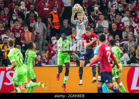 LILLE, FRANCE - SEPTEMBER 14: Josuha Guilavogui of VfL Wolfsburg, Koen Casteels of VfL Wolfsburg and Sven Botman of LOSC Lille during the UEFA Champions League match between LOSC Lille and VfL Wolfsburg at Stade Pierre-Mauroy on September 14, 2021 in Lille, France (Photo by Geert van Erven/Orange Pictures) Stock Photo