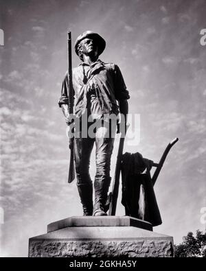 1970s STATUE OF MINUTE MAN AT END OF OLD NORTH BRIDGE IN CONCORD MASSACHUSETTS USA - h8452 KRU001 HARS LIFESTYLE HISTORY VERTICAL REVOLUTIONARY UNITED STATES FULL-LENGTH END ICON PERSONS INSPIRATION UNITED STATES OF AMERICA MALES B&W NORTH AMERICA MASSACHUSETTS FREEDOM NORTH AMERICAN WARS ICONS PERSONALITY SCULPTURE PLOW COURAGE LEADERSHIP LOW ANGLE PRIDE BY OF 1776 PATRIOT STATUARY WAR OF INDEPENDENCE 1874 CONCEPTUAL MANLY MUSKET REVOLUTIONARY WAR REVOLT AMERICAN REVOLUTIONARY WAR 1770s AMERICAN REVOLUTION COLONIES CONCORD FIREARM FIREARMS MA MINUTEMAN PERSONALITIES STATUES 1775 APRIL 19 Stock Photo