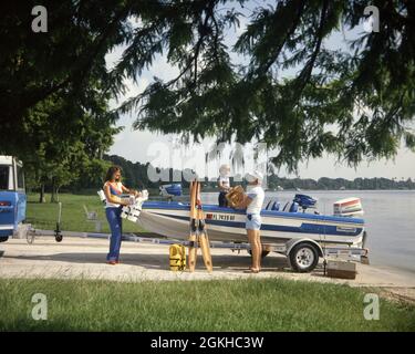 1980s FAMILY ON VACATION PREPARING TO PUT OUTBOARD MOTOR BOAT TOWED BEHIND PICKUP TRUCK INTO LAKE WATER - kb15891 CYP001 HARS NOSTALGIC PAIR COLOR MOTHERS OLD TIME FIGURES NOSTALGIA TRAILER OLD FASHION 1 SHORTS JUVENILE STYLE TROPICAL MOTOR VEHICLE YOUNG ADULT SAFETY TEAMWORK VACATION SONS FAMILIES LIFESTYLE FEMALES MARRIED RURAL SPOUSE HUSBANDS BOATS PREPARING TRANSPORT UNITED STATES COPY SPACE FRIENDSHIP FULL-LENGTH LADIES PERSONS UNITED STATES OF AMERICA MALES DENIM TRANSPORTATION FATHERS MEN AND WOMEN PARTNER TIME OFF PUT ADVENTURE LEISURE PROTECTION TRIP AND GETAWAY FISHING RODS DADS Stock Photo