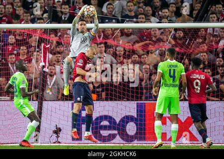 LILLE, FRANCE - SEPTEMBER 14: Koen Casteels of VfL Wolfsburg and Burak Yilmaz of LOSC Lille during the UEFA Champions League match between LOSC Lille and VfL Wolfsburg at Stade Pierre-Mauroy on September 14, 2021 in Lille, France (Photo by Geert van Erven/Orange Pictures) Stock Photo