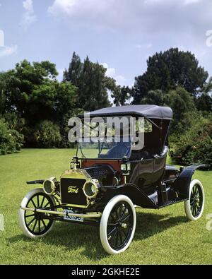 1980s ANTIQUE AUTOMOBILE FORD 1915 MODEL T RUNABOUT WHITE RUBBER TIRES WOOD SPOKE WHEELS FOLD DOWN TOP BRASS RADIATOR - km3854 CYP001 HARS 1915 CONDITION OLD FASHIONED PERFECT PERFECT CONDITION Stock Photo