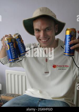 CRICKET FANATIC HARRY WISEMAN FROM PORTSMOUTH CELEBRATES ENGLAND VICTORY AFTER GIVING UP HIS JOB  TO WATCH THE ASHES. PIC MIKE WALKER, 2009 Stock Photo