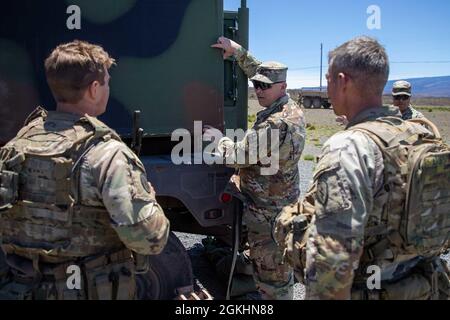 Soldiers assigned to 3rd Squadron, 4th Cavalry Regiment, 3rd Infantry Brigade Combat Team, 25th Infantry Division exchange best practices during mounted gunnery with their National Guard partner unit, 1st Squadron, 299th Cavalry Regiment,  29th Infantry Brigade, at Pohakuloa Training Area, Hawaii on April 23, 2021. Stock Photo