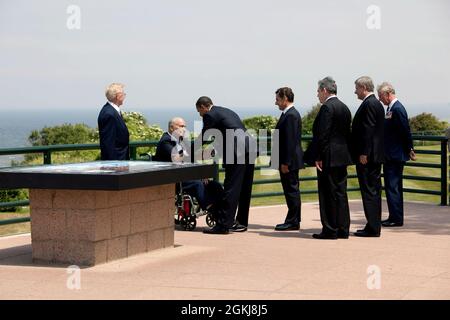 President Barack Obama speaks with veteran Ben Franklin at Normandy along with veteran Clyde Combs (left), French President Nicolas Sarkozy, British Prime Minister Gordon Brown, Canadian Prime Minister Stephen Harper and England's Prince Charles during the 65th anniversary of the D-Day invasion on June 6, 2009.  (Official White House photo by Pete Souza) This official White House photograph is being made available for publication by news organizations and/or for personal use printing by the subject(s) of the photograph. The photograph may not be manipulated in any way or used in materials, adv Stock Photo