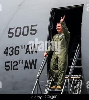 Col. Matthew Jones, 436th Airlift Wing commander, waves to family and colleagues following his fini flight in a C-5M Super Galaxy at Dover Air Force Base, Delaware, May 4, 2021. A “fini flight” is an Air Force tradition where an Airman and their family celebrate their final flight. Stock Photo